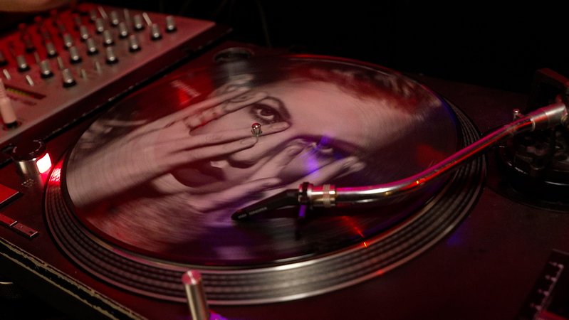 Eine Schallplatte auf einem Plattenspieler | Bild: BR/Hans Mielich Eine Schallplatte auf einem Plattenspieler