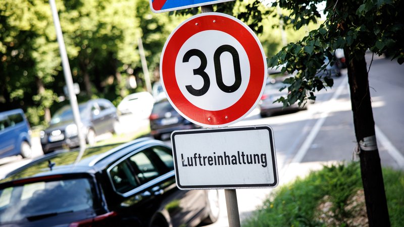 Tempo 30-Schild mit dem Zusatz "Luftreinhaltung" (Archivbild) | Bild: picture alliance / dpa|Matthias Balk Tempo 30-Schild mit dem Zusatz "Luftreinhaltung" (Archivbild)