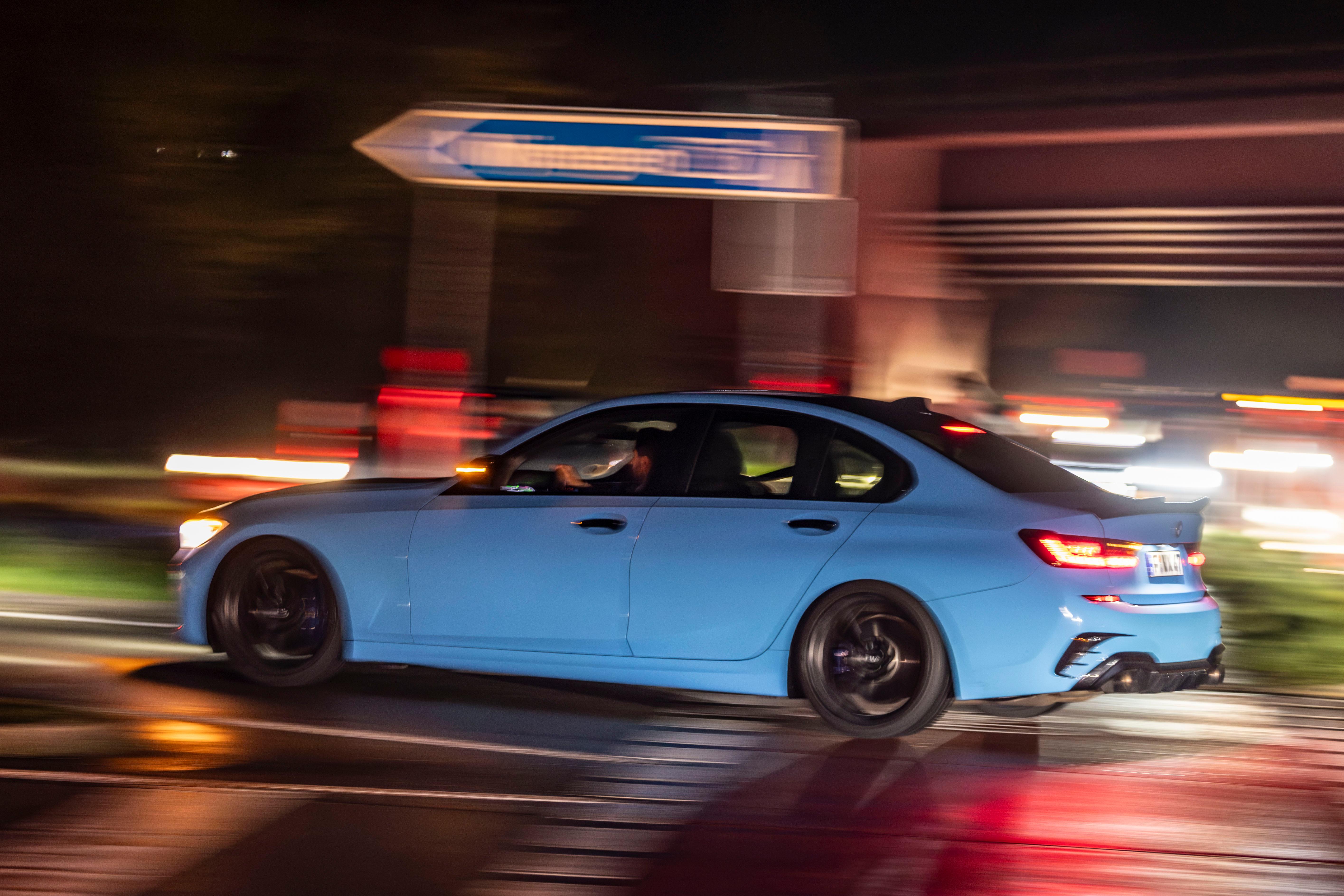Autoposer-Treffen an Ostern - Pkw mit überhöhtem Tempo unterwegs (Archivbild)  | Bild:picture alliance/dpa | Christoph Reichwein