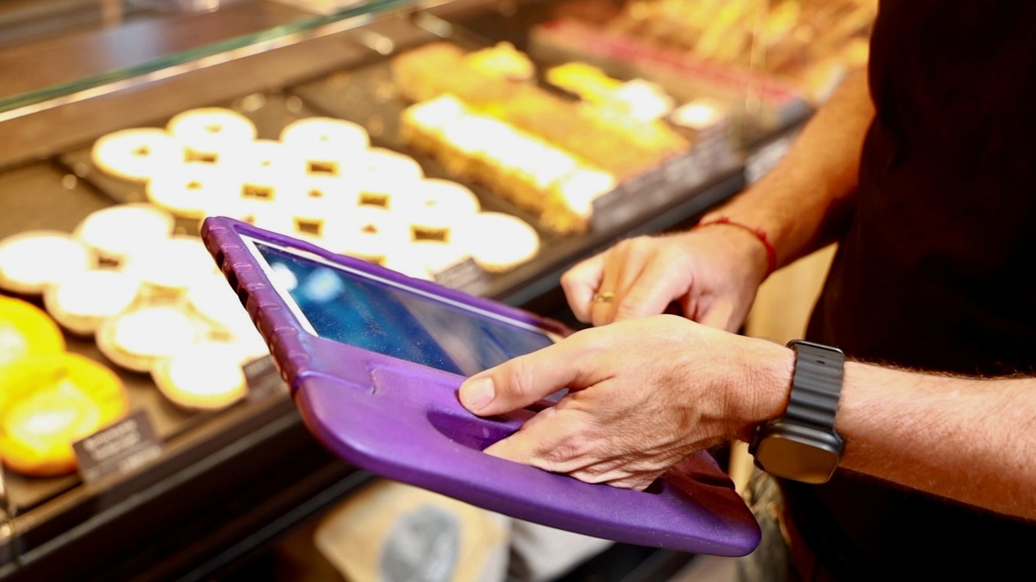 Mit Tablet und KI: Bäckermeister Andreas Fickenscher errechnet, wie viel Backware er für den Nachmittag braucht. | Bild: BR/ Axel Mölkner-Kappl Mit Tablet und KI: Bäckermeister Andreas Fickenscher errechnet, wie viel Backware er für den Nachmittag braucht.