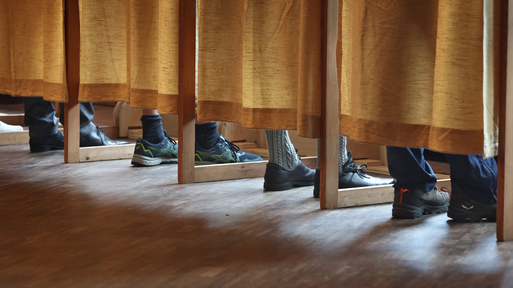 Wählerinnen und Wähler stehen in einem Wahllokal in einer Wahlkabine. In Bayern findet am Sonntag die Wahl zum 19. Bayerischen Landtag statt.