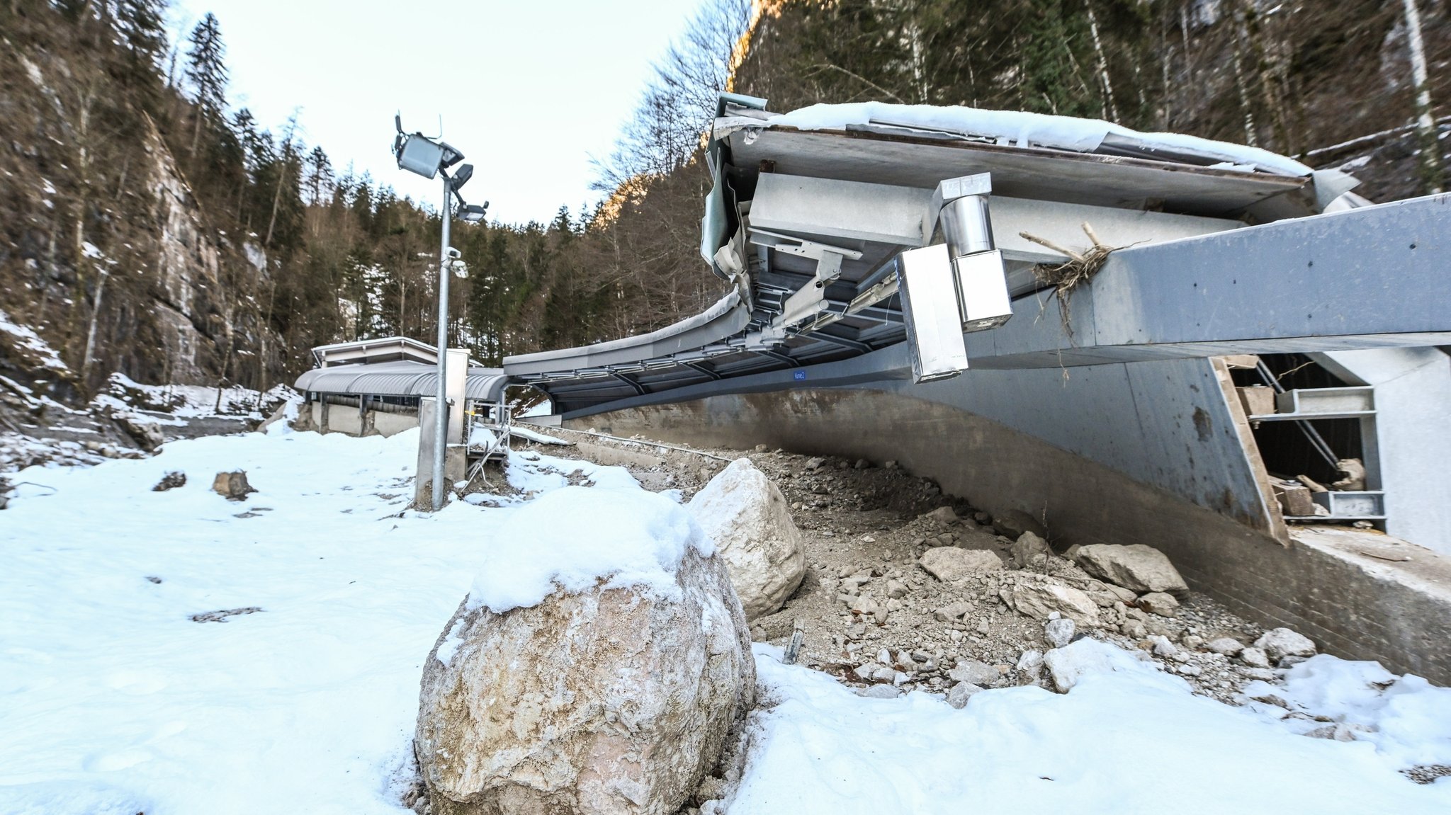 Der beschädigte obere Teil der Bob- und Rodelbahn am Königssee