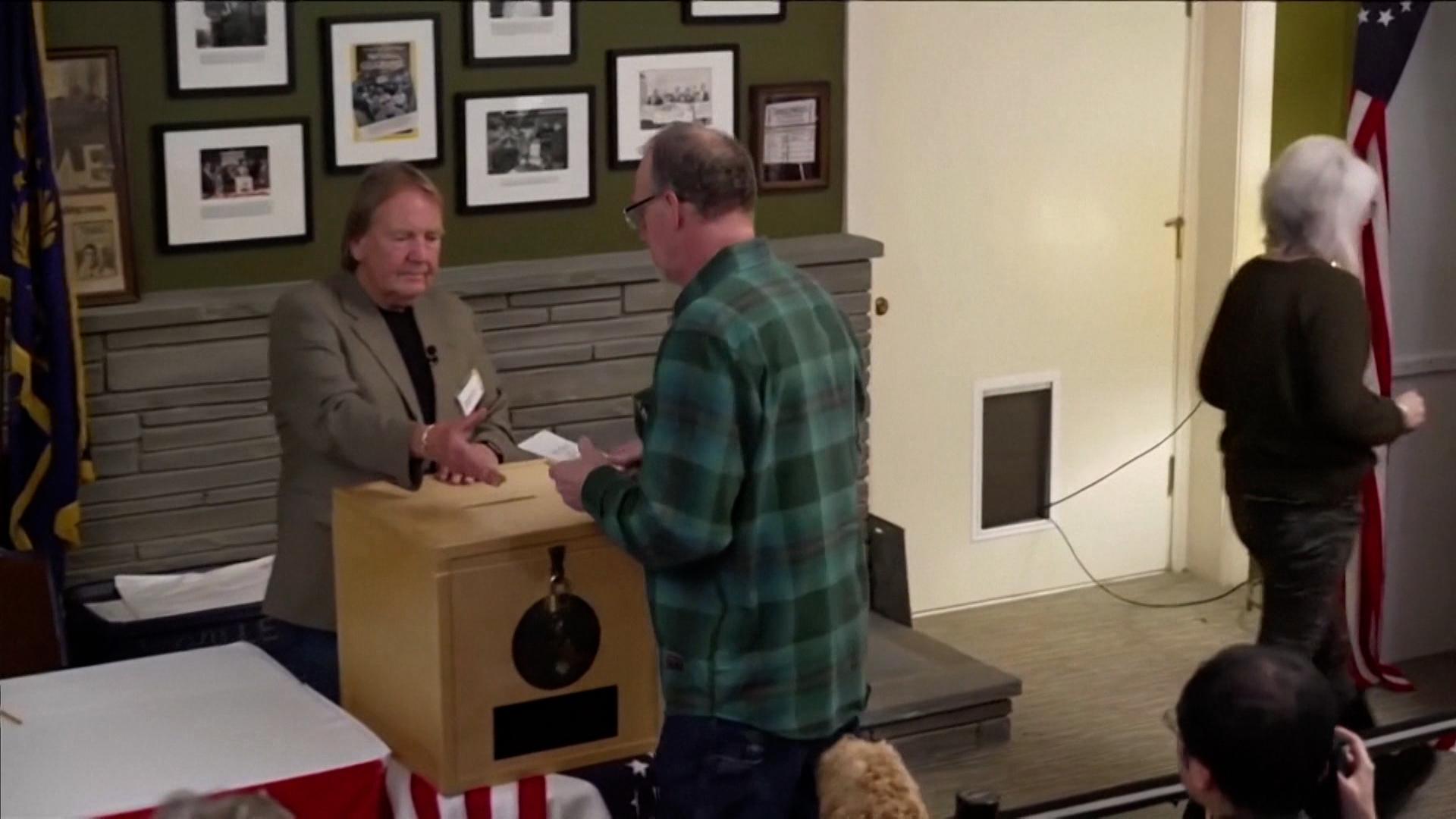 Die ersten Wahllokale an der Ostküste schließen um 1 Uhr früh unserer Zeit, die letzten um 7 Uhr.