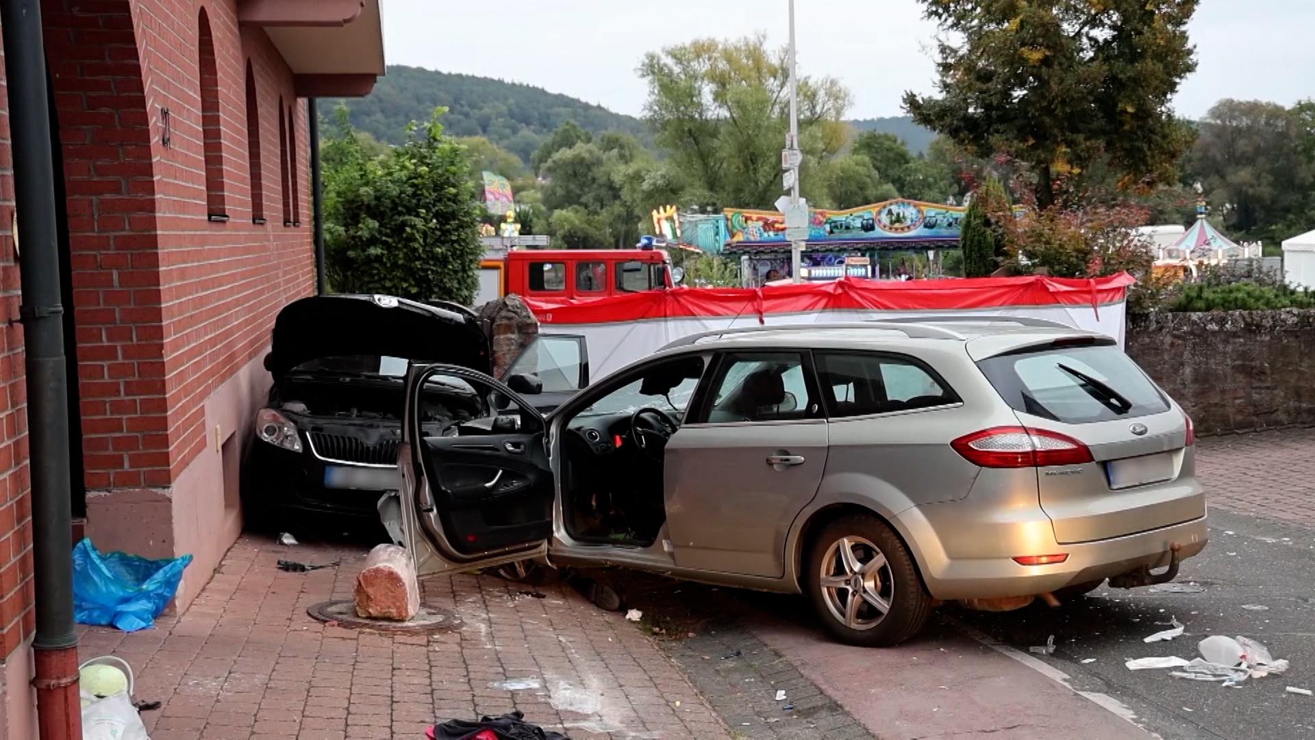 Schrecksekunde im unterfränkischen Miltenberg: Gestern Abend fuhr dort ein Auto bei einem Kirchweih-Fest in eine Gruppe feiernder Menschen. 