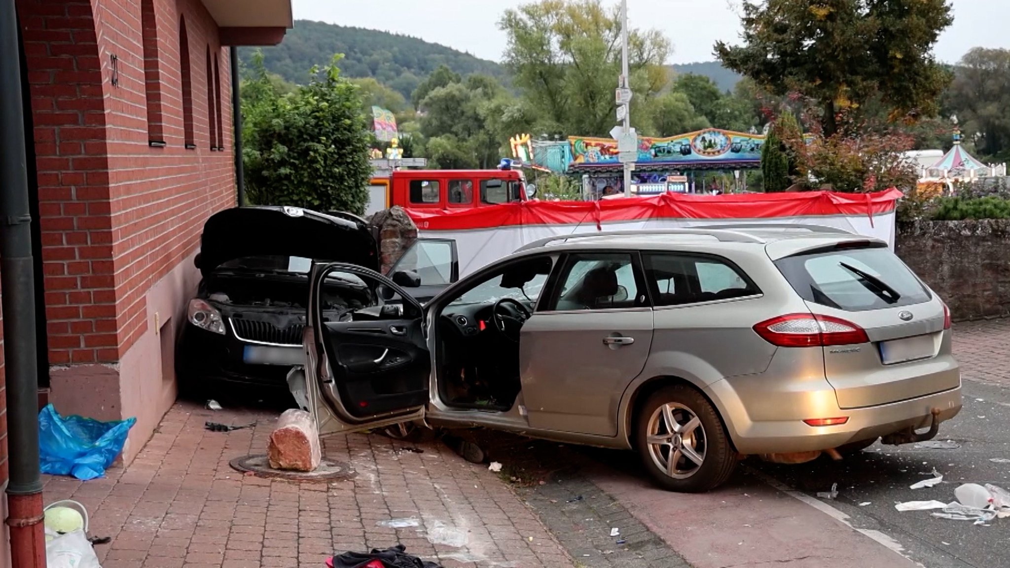 Schrecksekunde im unterfränkischen Miltenberg: Gestern Abend fuhr dort ein Auto bei einem Kirchweih-Fest in eine Gruppe feiernder Menschen. 