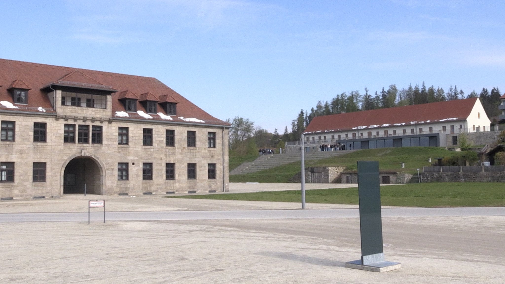 Ehealige SS-Kommandantur und heutige Verwaltung mit Bildungszentrum und Museumscafé im Hintergrund | Bild: BR/Margit Ringer Ehealige SS-Kommandantur und heutige Verwaltung mit Bildungszentrum und Museumscafé im Hintergrund