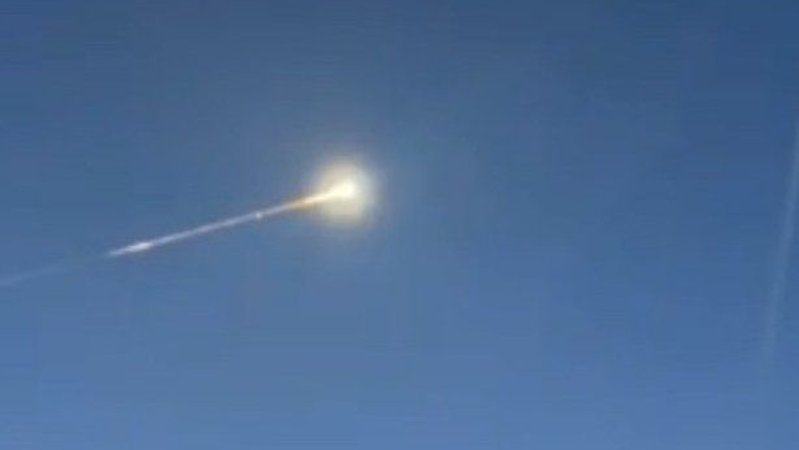 Ein leuchtendes Objekt ist am Abend am Himmel über Solingen zu sehen. | Bild: dpa-Bildfunk/Gianni Gattus Ein leuchtendes Objekt ist am Abend am Himmel über Solingen zu sehen.