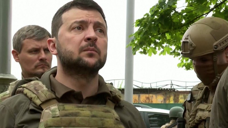 Der ukrainische Präsident Selenskyj besucht Soldaten an der Front