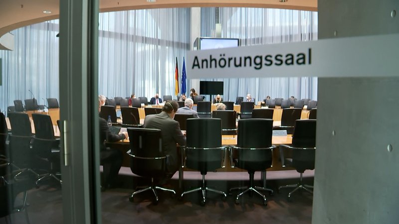 Der Gesundheitsausschuss des Bundestags hat sich in einer Expertenanhörung mit den Anträgen für eine Corona-Impfpflicht auseinandergesetzt.