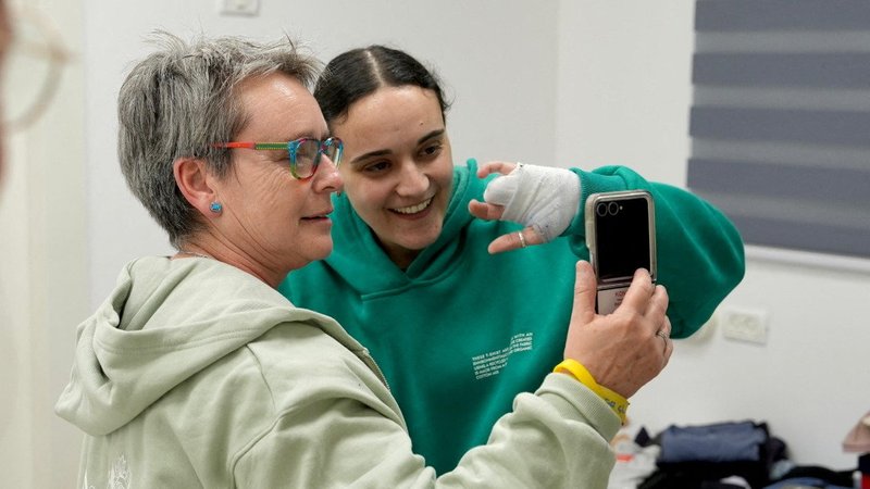 Ein von den Streitkräften veröffentlichtes Foto zeigte die freigelassene Geisel Emily Damari lächelnd neben ihrer Mutter. | Bild: Israel Defense Forces/Handout via REUTERS Ein von den Streitkräften veröffentlichtes Foto zeigte die freigelassene Geisel Emily Damari lächelnd neben ihrer Mutter.
