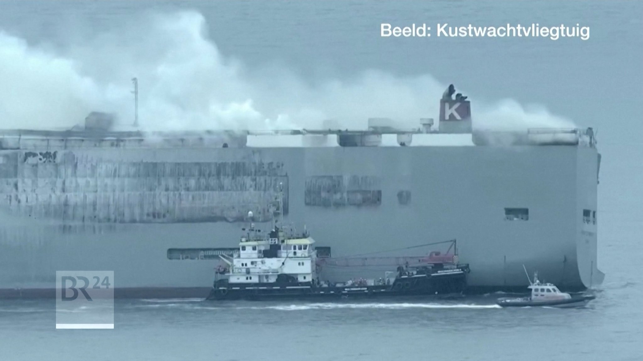 Der brennende Frachter in der Nordsee ist am neuen Liegeplatz angekommen.