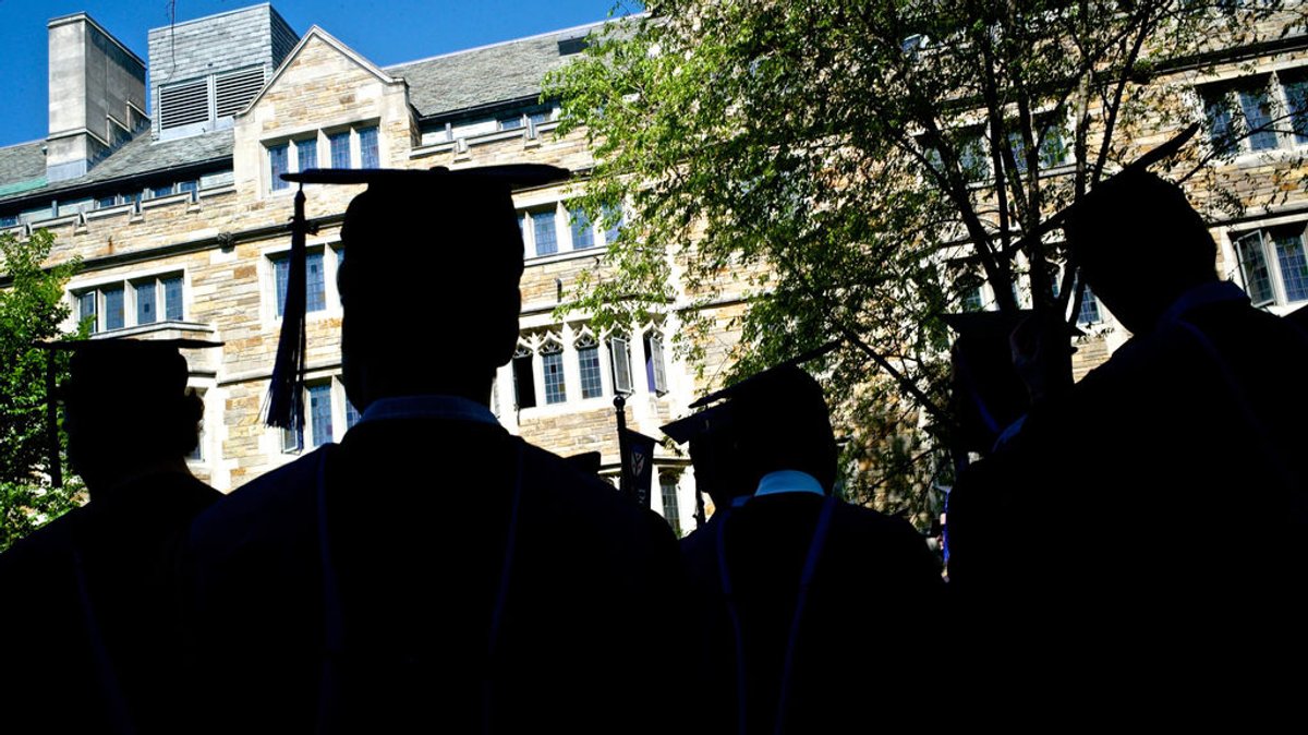 ARCHIV - 19.05.2014, USA, New Haven: Studenten der Universität Yale stehen bei der Abschlusszeremonie vor einem Gebäude. (zu dpa: «Bekommen deutsche Studenten noch ein US-Visum?») Foto: Kike Calvo/ZUMA Wire/dpa +++ dpa-Bildfunk +++