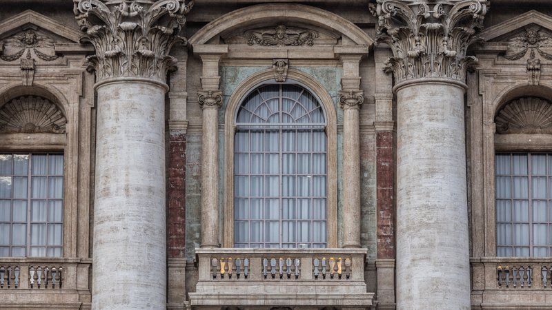 Hier wird sich der neue Papst nach dem Konklave erstmals präsentieren. | Bild: picture alliance/dpa | Oliver Weiken Hier wird sich der neue Papst nach dem Konklave erstmals präsentieren.