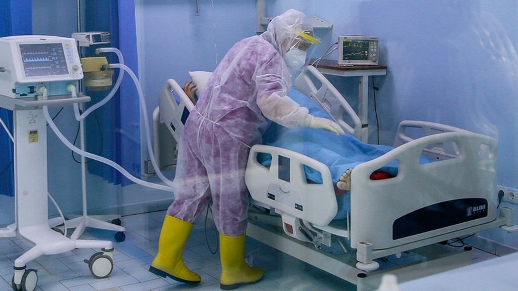 Eine Krankenschwester auf der Intensivstation betreut einen Patienten mit COVID-19 in Pristina, Kosovo.