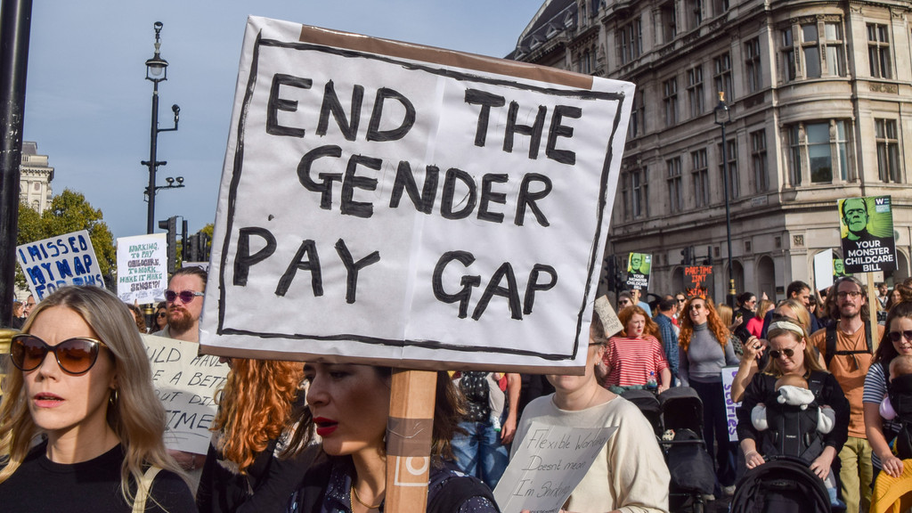 Symbolbild: "End the gender pay gap", steht auf einem Plakat bei einem Protest in London 