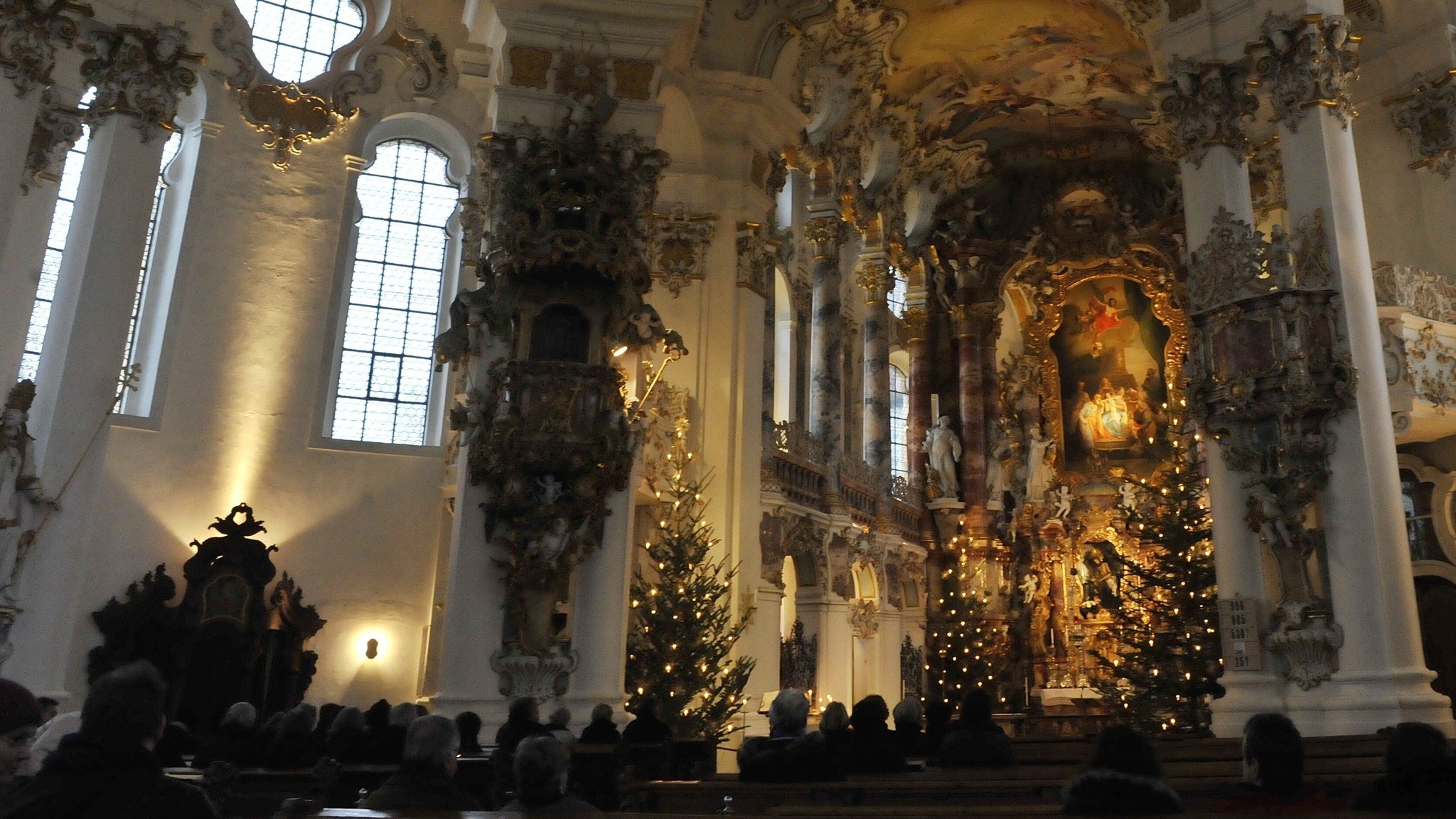 Diese Gottesdienste gibt's an Weihnachten in Fernsehen und Radio