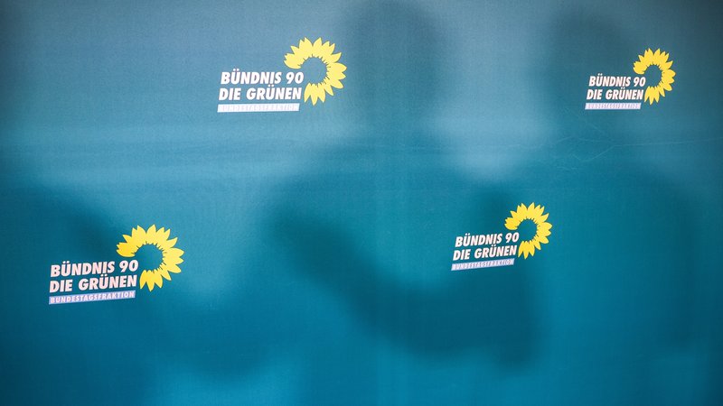 Wand mit dem Logo der Bundestagsfraktion von Bündnis 90/Die Grünen (Symbolbild) | Bild: pa/dpa/Jan Woitas Wand mit dem Logo der Bundestagsfraktion von Bündnis 90/Die Grünen (Symbolbild)