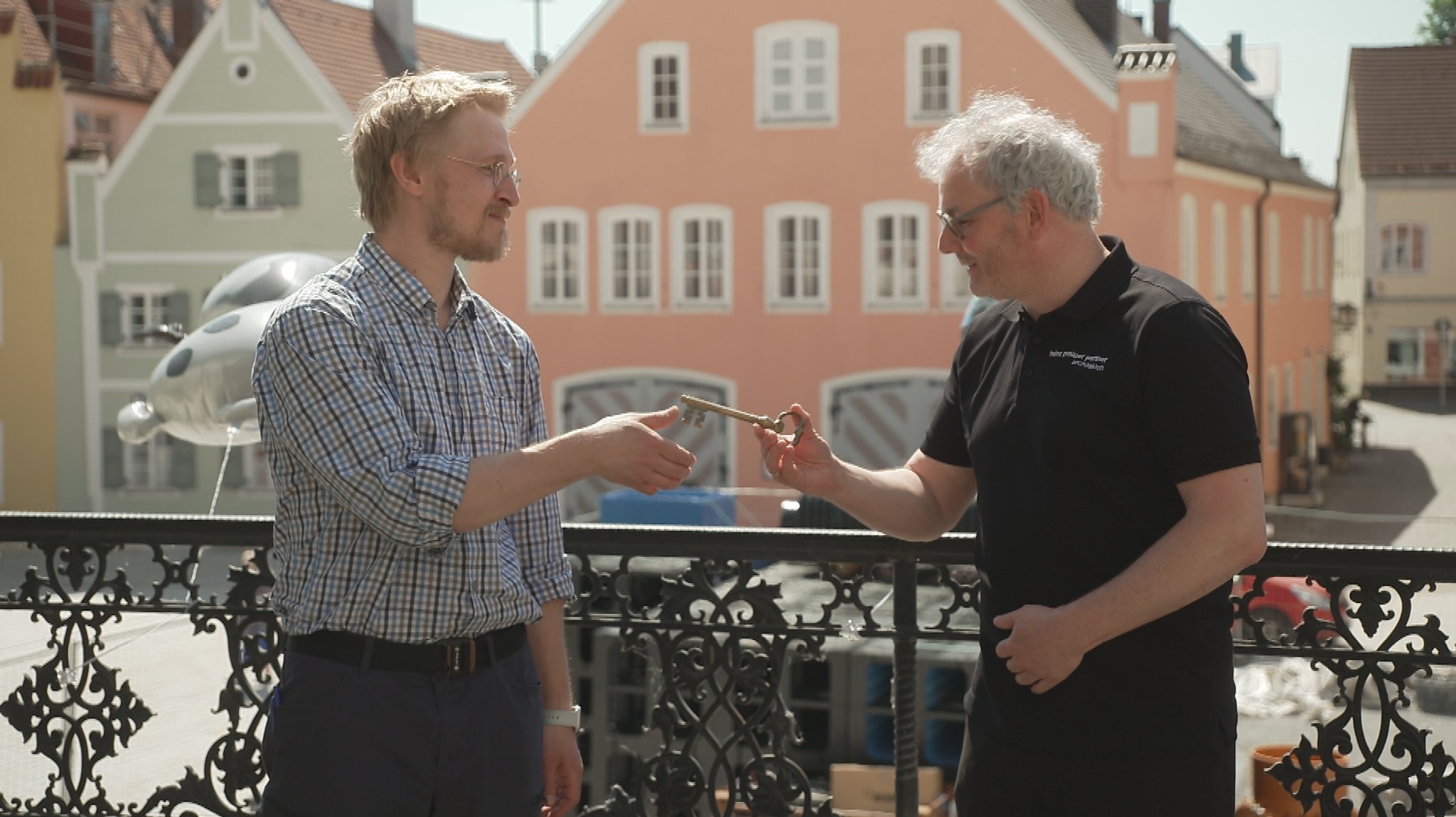 Schlüsselübergabe von Vermieter Rudolf Heinz (rechts) an Dr. Ilia Nikitin | Bild: BR Schlüsselübergabe von Vermieter Rudolf Heinz (rechts) an Dr. Ilia Nikitin