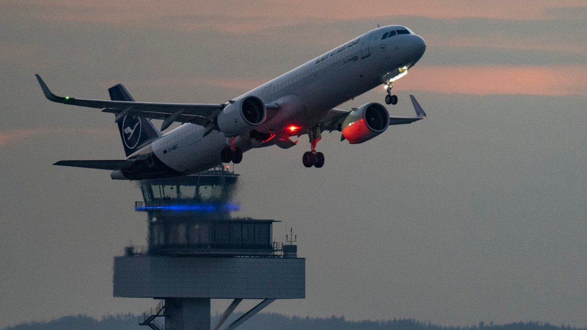 Eine Passagiermaschine der Lufthansa startet in der Abenddämmerung auf dem Flughafen Frankfurt.