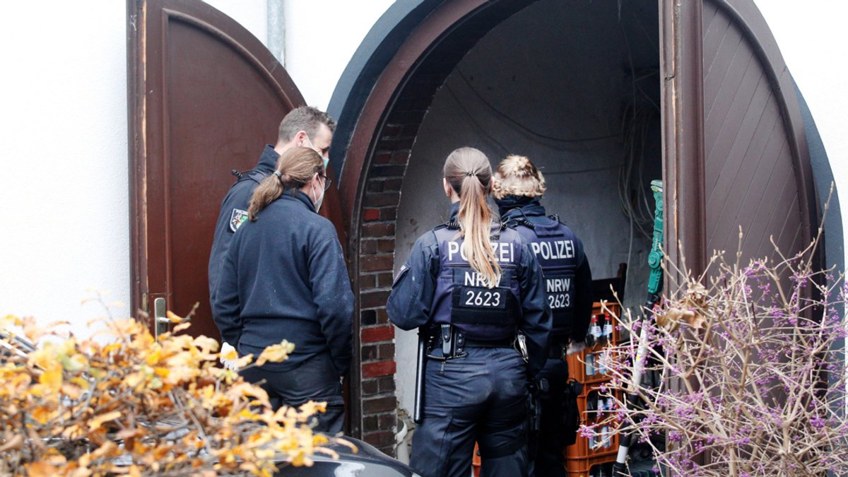Großrazzia in NRW: Einsatzkräfte der Polizei untersuchen am 17.11.21 ein Objekt in Duisburg. 