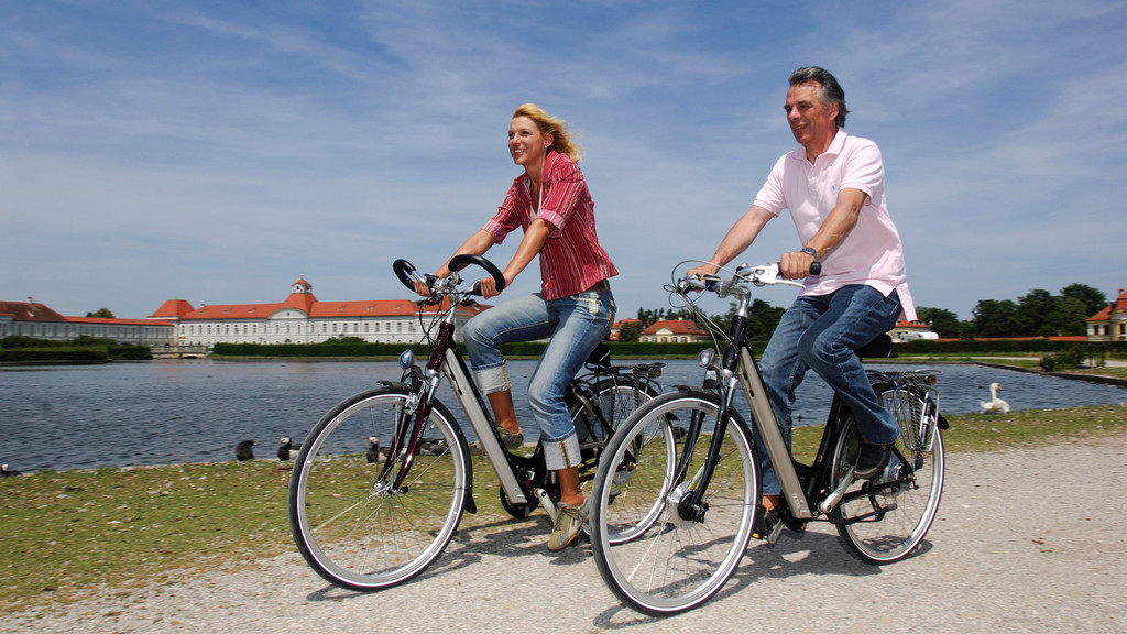Fahrradfahrer vorm Nymphenburger Schloss.