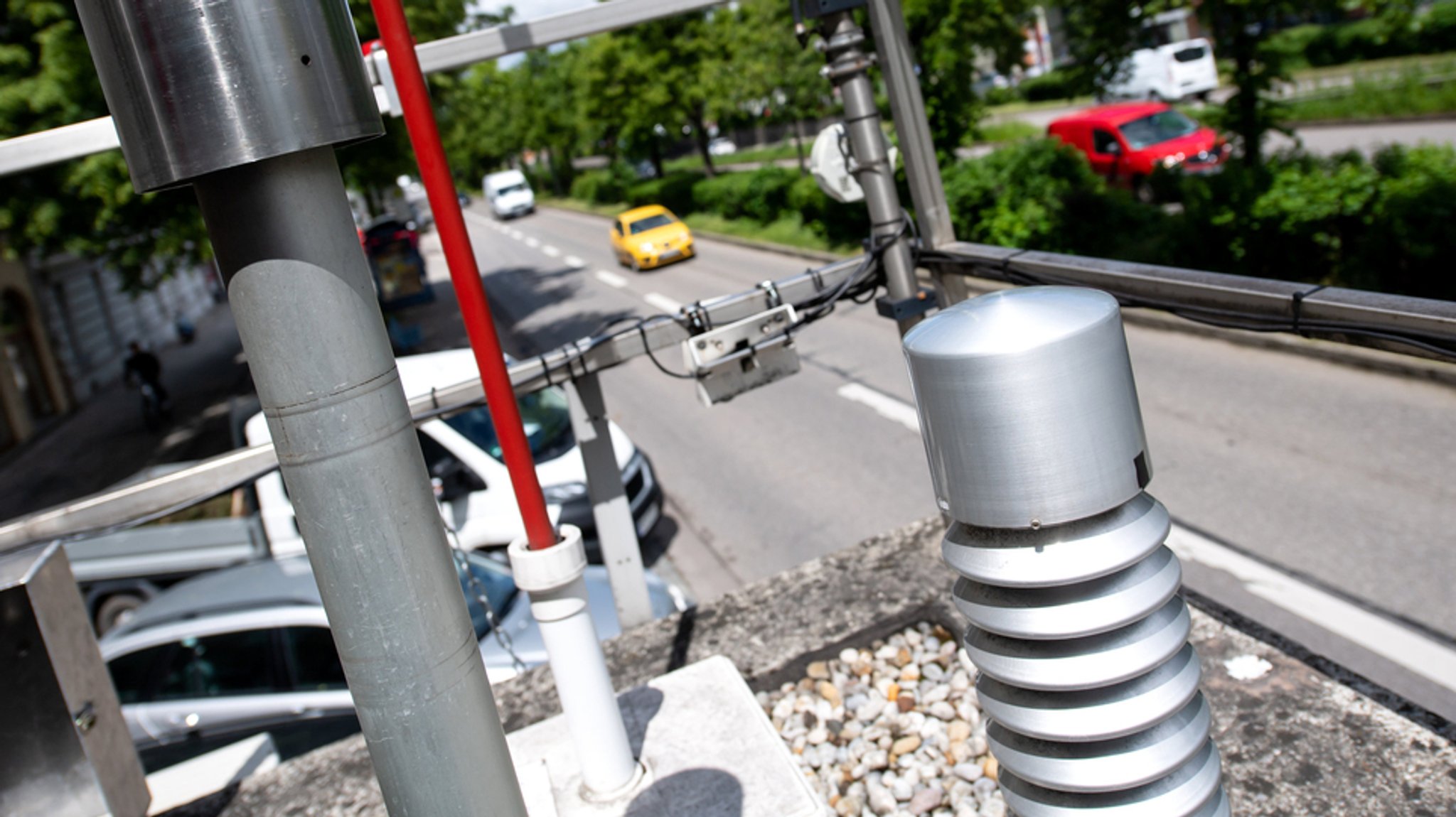 Messgeräte auf dem Dach einer Luftmessstation an der Landshuter Allee 