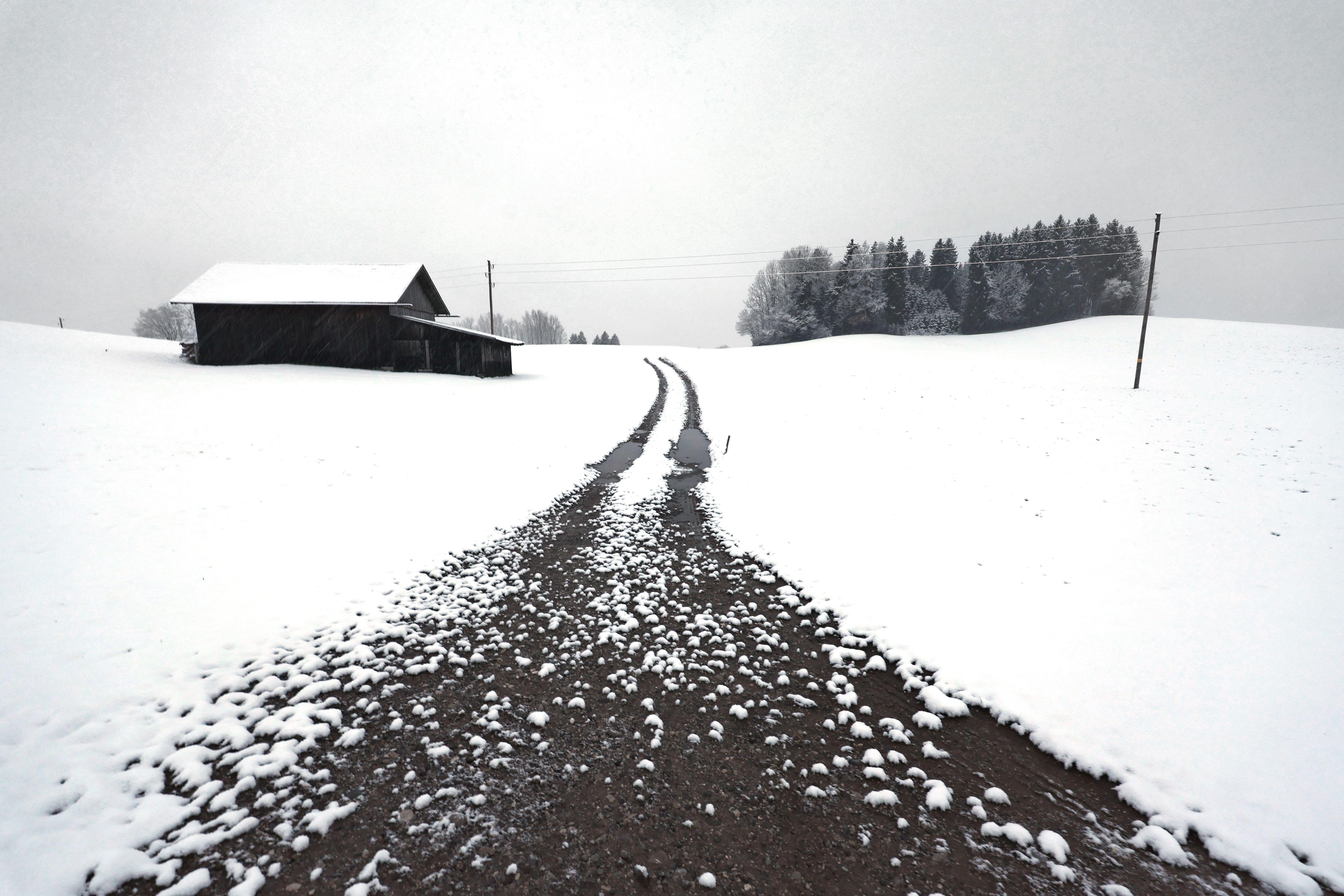 Verschneite Landschaft in Bayern zum Start der Osterferien