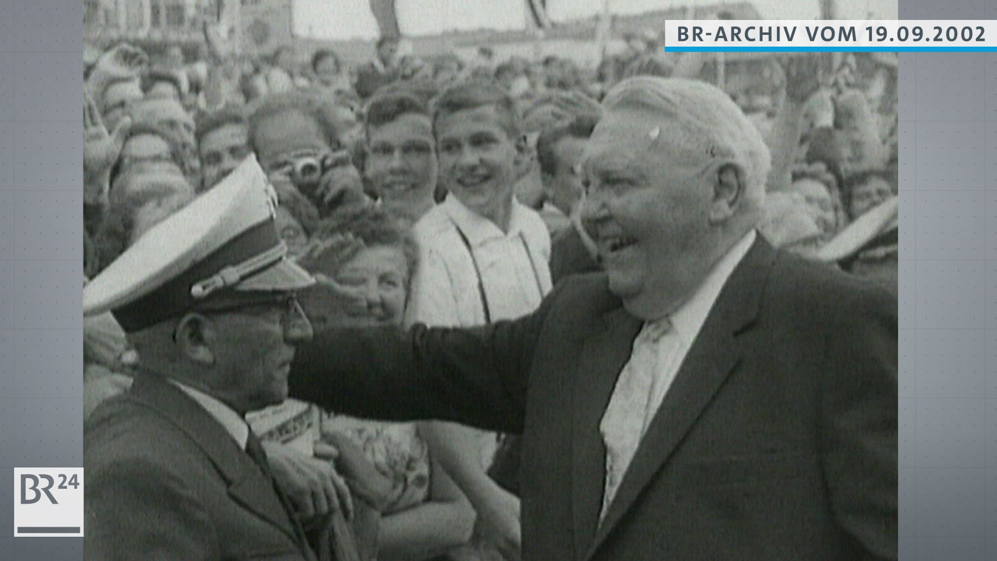 Ludwig Erhard, auf einem öffentlichen Platz, Bad in der Menge