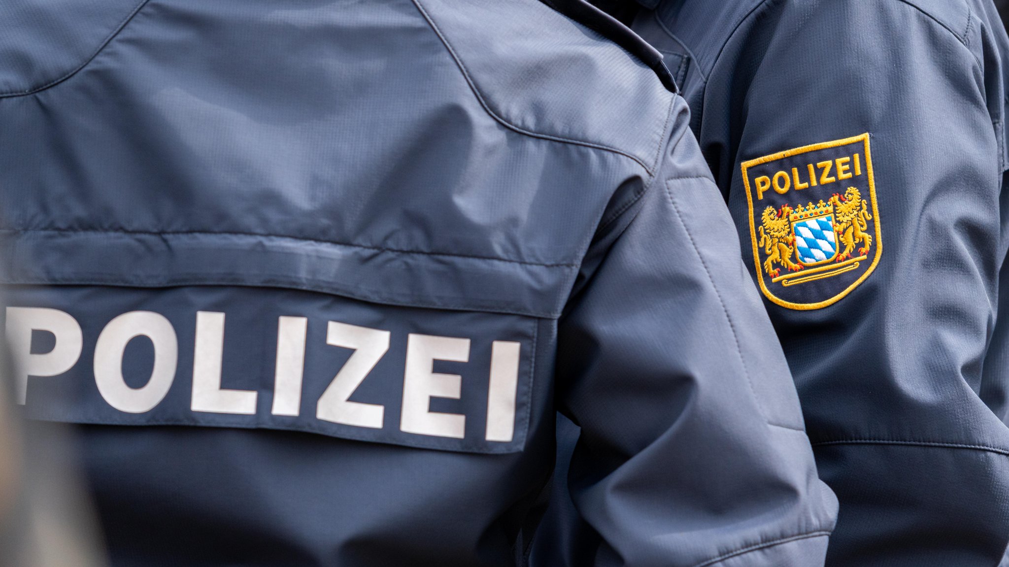 (Symbolbild) Polizeijacken mit Emblem | Bild: picture alliance / CHROMORANGE | Michael Bihlmayer (Symbolbild) Polizeijacken mit Emblem