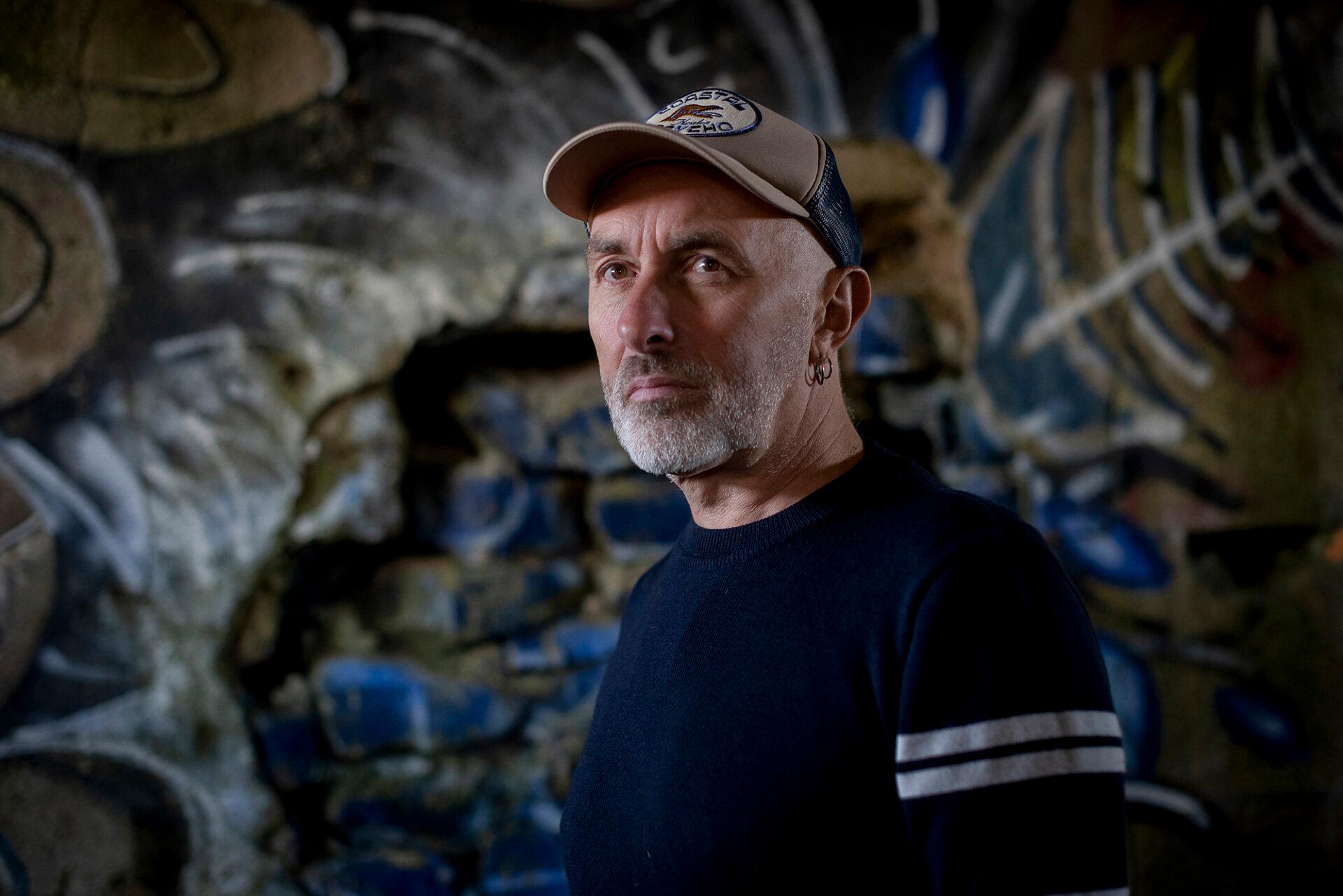 Yann Tiersen vor einer Graffiti-Wand