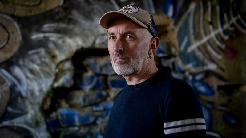 Yann Tiersen vor einer Graffiti-Wand | Bild: Aurelie Scouarnec Yann Tiersen vor einer Graffiti-Wand