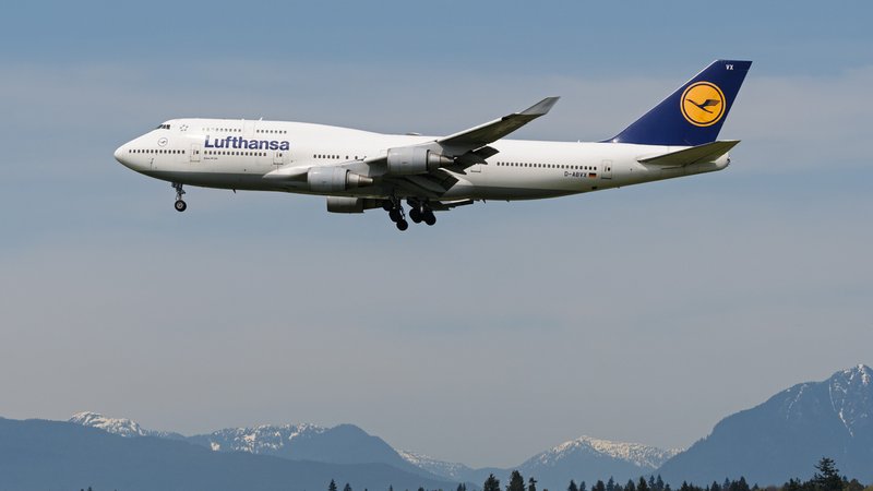 Eine Lufthansa-Maschine im Landeanflug auf Kanada.