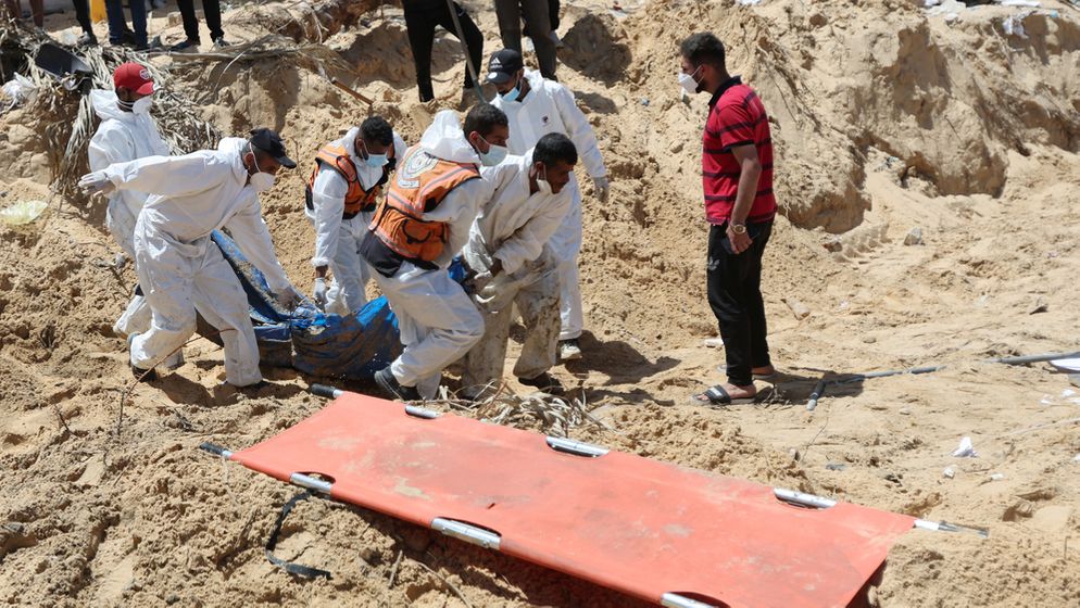 Aus einem Massengrab im Gazastreifen nahe dem Nasser-Krankenhaus in Chan Junis sollen nach Angaben des Zivilschutzes 73 Leichen geborgen worden sein. | Bild:Reuters