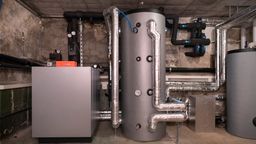 Heizungssystem mit Wärmepumpte im Keller  | Bild:picture alliance/KEYSTONE | GAETAN BALLY