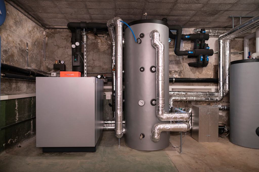 Heizungssystem mit Wärmepumpe im Keller 