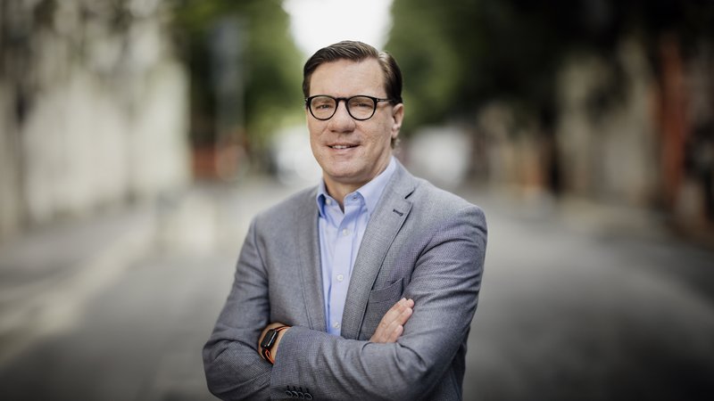 Ein Mann mit grauem Sakko und blauem Hemd, er trägt Brille und lächelt in die Kamera. Es ist der Sicherheits- und Verteidigungsexperte Nico Lange. | Bild: Nico Lange Ein Mann mit grauem Sakko und blauem Hemd, er trägt Brille und lächelt in die Kamera. Es ist der Sicherheits- und Verteidigungsexperte Nico Lange.