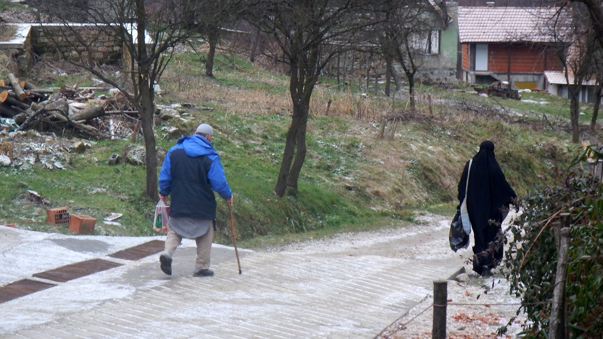 Frau und Mann im Dorf Gornja Maoca