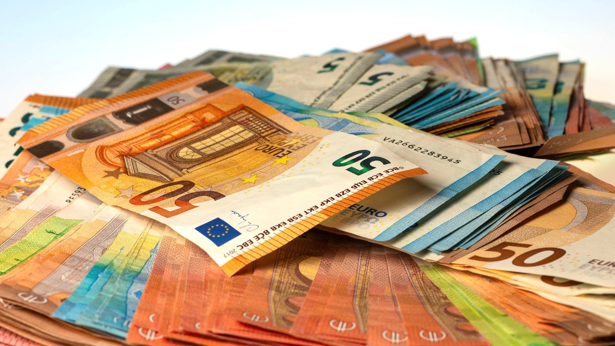 Ehrlicher Finder: Helfer findet bei Entrümpelung 28.800 Euro