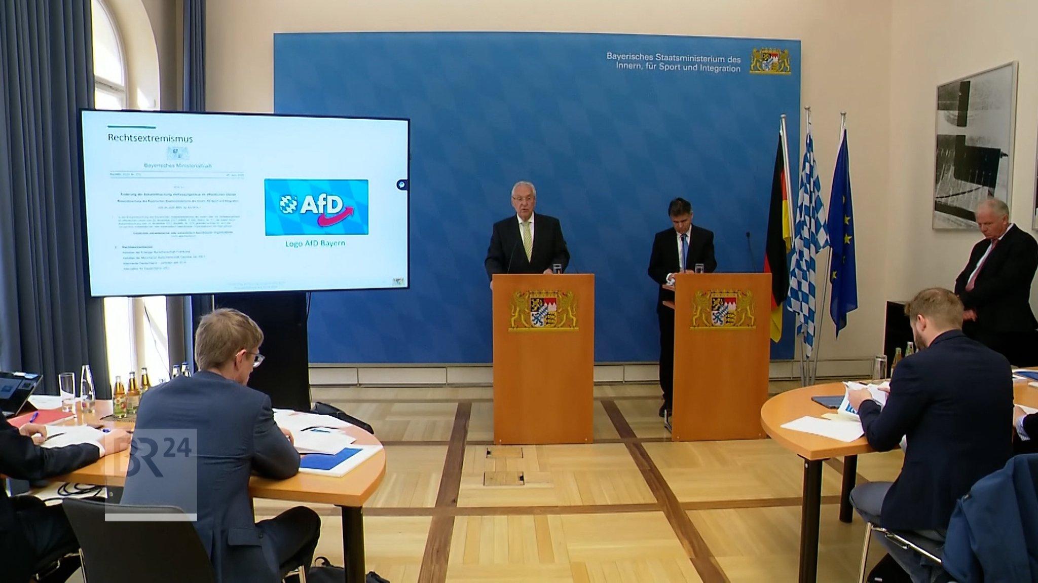 Auf dem Bild ist der bayerische Innenminister Joachim Hermann (CSU) und Manfred Hauser, Präsident des bayerischen Verfassungsschutzes, zu sehen.