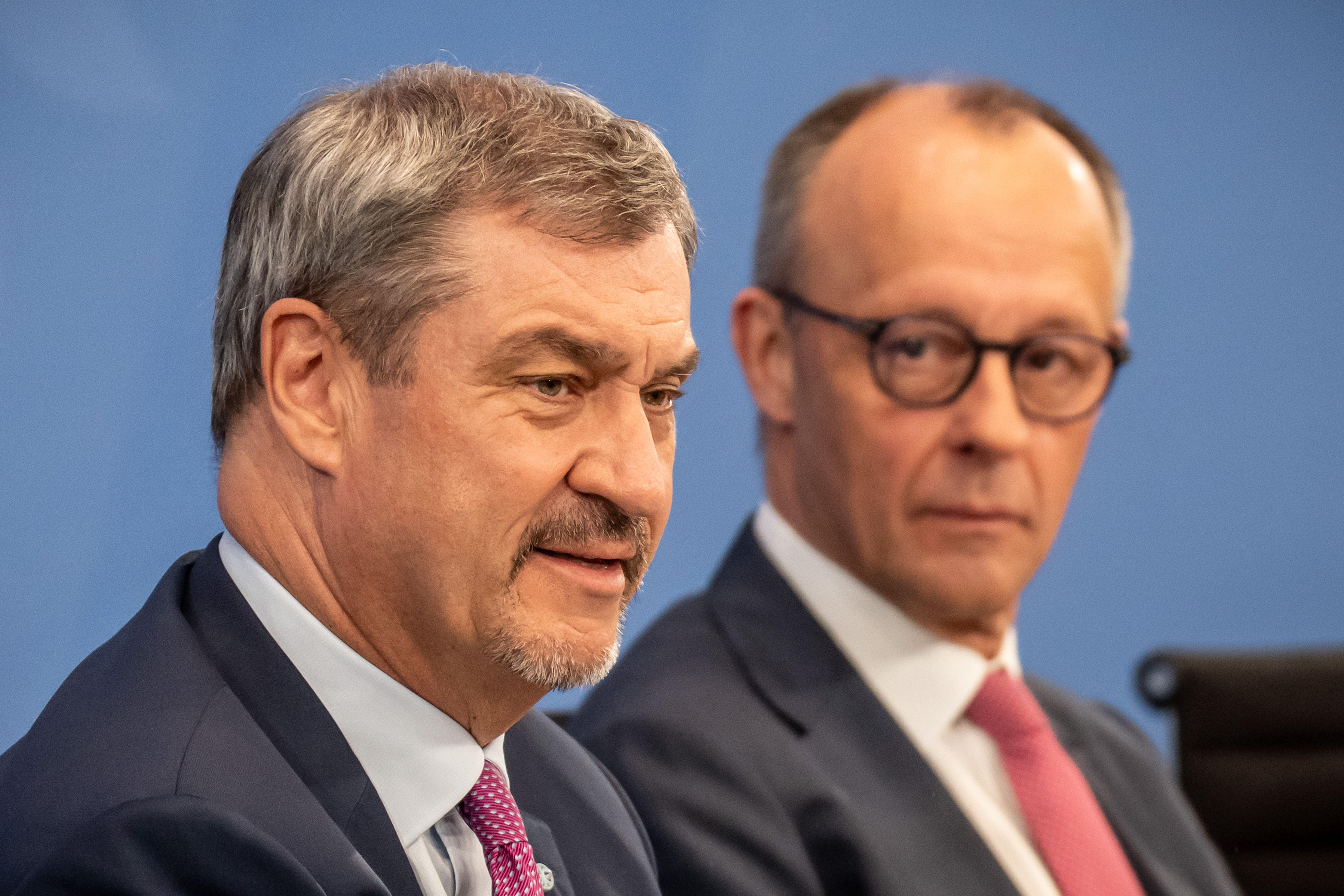 ARCHIV - 13.04.2026, Berlin: Bundeskanzler Friedrich Merz (CDU,r) nimmt neben Markus Söder (CSU), Ministerpräsident von Bayern an der Pressekonferenz nach dem Koalitonsausschuss teil. (zu dpa: «Söder-Appell an Koalition: Müssen unseren Job machen») Foto: Michael Kappeler/dpa +++ dpa-Bildfunk +++