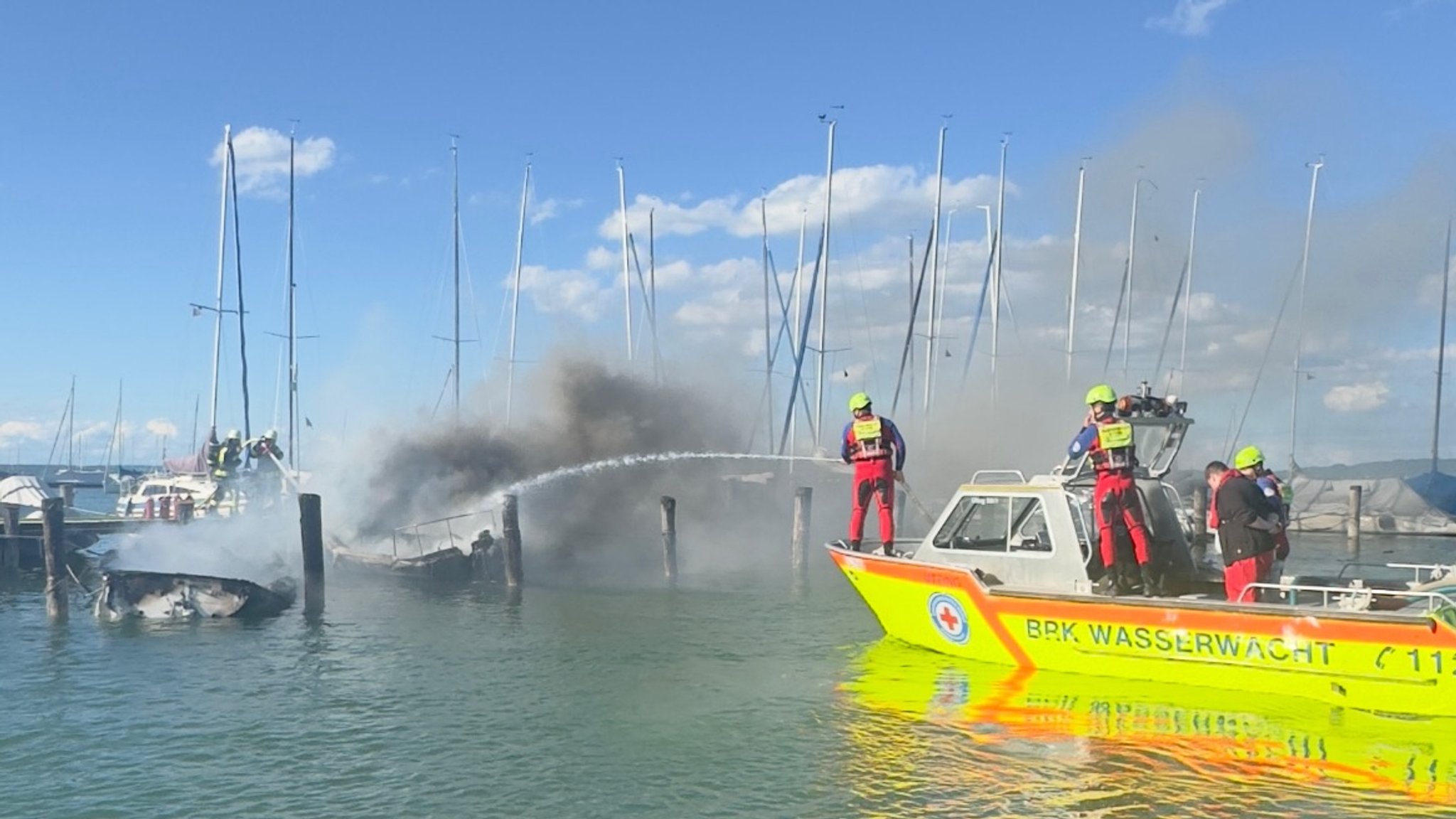 BRK Wasserwacht und Feuerwehr gekämpfen den Brand auf den Booten. (Screenshot eines Instagram-Posts der Wasserwacht Herrsching) 