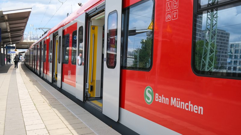 Eine S-Bahn steht an einem Münchner Bahnsteig. | Bild: BR/Manuel Rauch Eine S-Bahn steht an einem Münchner Bahnsteig.