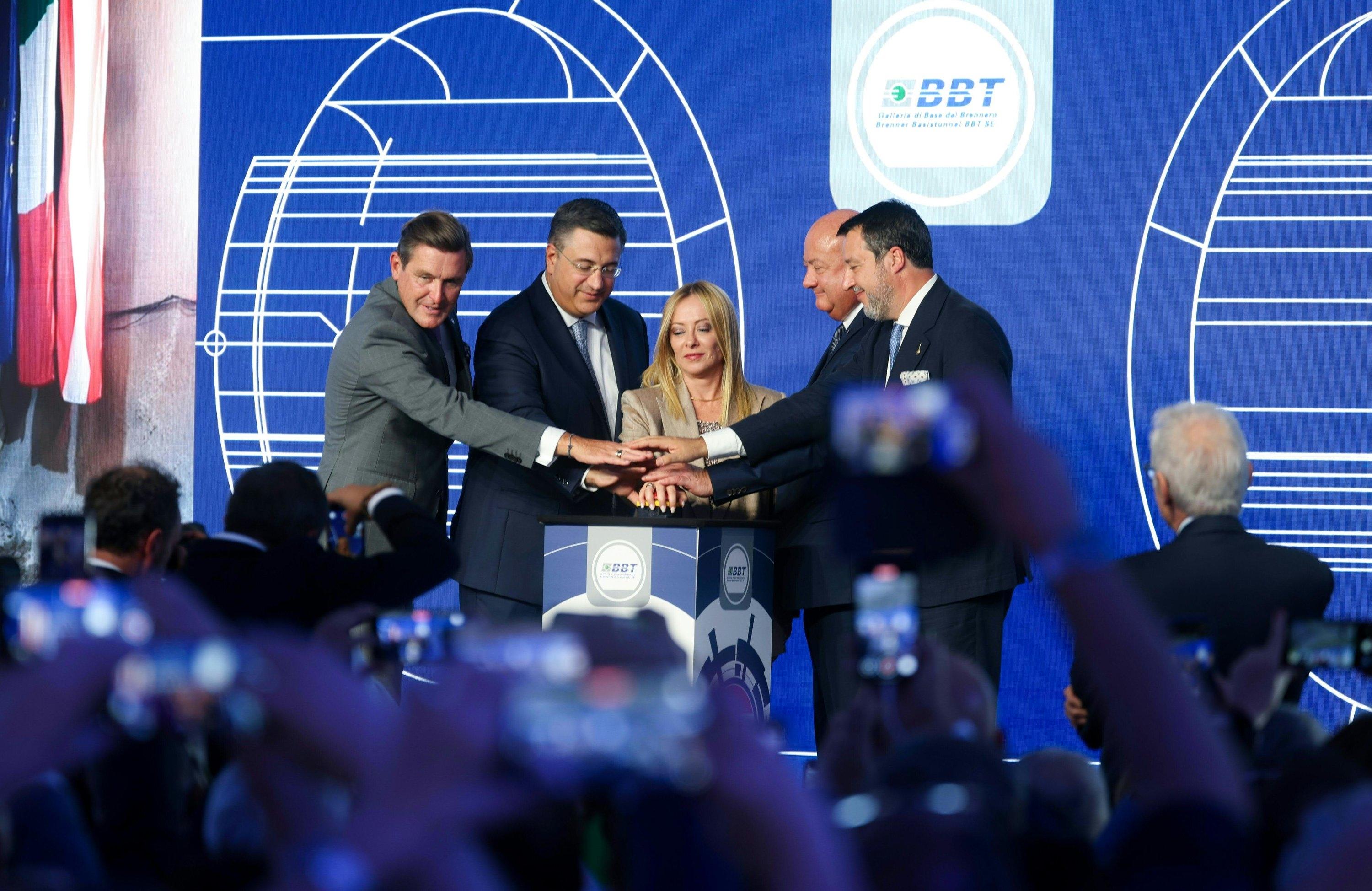 18.09.2025, Österreich, Brenner: Infrastrukturminister Peter Hanke (l-r, SPÖ), EU-Tourismuskommissar Apostolos Tzitzikostas, Italiens Ministerpräsidentin Giorgia Meloni, Österreichs Bundeskanzler Christian Stocker (ÖVP) und Italiens Verkehrsminister Matteo Salvini während eines Pressetermins zum Brenner Basistunnel BBT SE anlässlich des Durchstichs des Erkundungsstollens an der Grenze zwischen Österreich und Italien.