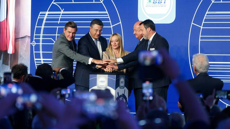 18.09.2025, Österreich, Brenner: Infrastrukturminister Peter Hanke (l-r, SPÖ), EU-Tourismuskommissar Apostolos Tzitzikostas, Italiens Ministerpräsidentin Giorgia Meloni, Österreichs Bundeskanzler Christian Stocker (ÖVP) und Italiens Verkehrsminister Matteo Salvini während eines Pressetermins zum Brenner Basistunnel BBT SE anlässlich des Durchstichs des Erkundungsstollens an der Grenze zwischen Österreich und Italien. | Bild: dpa-Bildfunk/Johann Groder 18.09.2025, Österreich, Brenner: Infrastrukturminister Peter Hanke (l-r, SPÖ), EU-Tourismuskommissar Apostolos Tzitzikostas, Italiens Ministerpräsidentin Giorgia Meloni, Österreichs Bundeskanzler Christian Stocker (ÖVP) und Italiens Verkehrsminister Matteo Salvini während eines Pressetermins zum Brenner Basistunnel BBT SE anlässlich des Durchstichs des Erkundungsstollens an der Grenze zwischen Österreich und Italien.