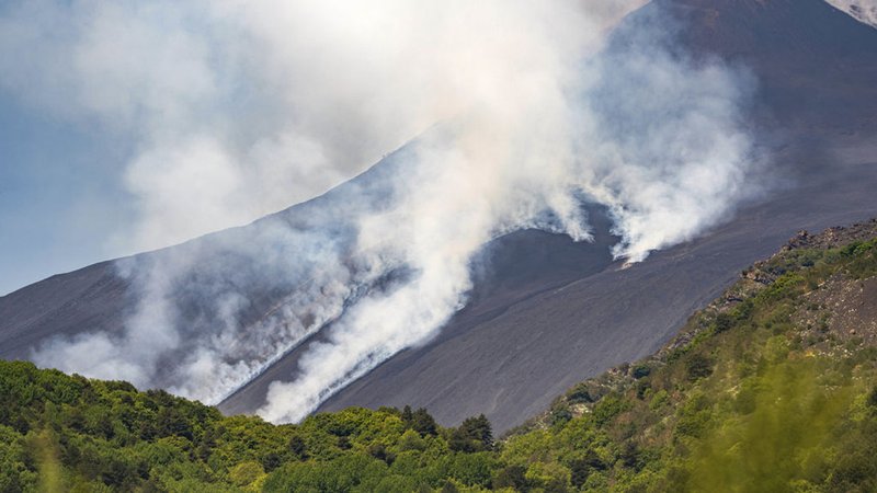 ARCHIV - 02.06.2025, Italien, Sant'Alfio: Rauchschwaden steigen vom Vulkan Ätna auf. Der Ätna auf der italienischen Mittelmeerinsel Sizilien ist erneut ausgebrochen. (zu dpa: «Ätna erneut ausgebrochen - höchste Warnstufe für Flugverkehr») Foto: Giuseppe Distefano/AP/dpa +++ dpa-Bildfunk +++ | Bild: dpa-Bildfunk/Giuseppe Distefano ARCHIV - 02.06.2025, Italien, Sant'Alfio: Rauchschwaden steigen vom Vulkan Ätna auf. Der Ätna auf der italienischen Mittelmeerinsel Sizilien ist erneut ausgebrochen. (zu dpa: «Ätna erneut ausgebrochen - höchste Warnstufe für Flugverkehr») Foto: Giuseppe Distefano/AP/dpa +++ dpa-Bildfunk +++