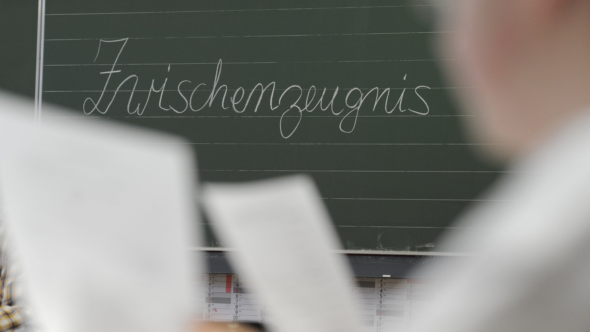 "Zwischenzeugnis" steht auf der Tafel in einem Klassenzimmer. 