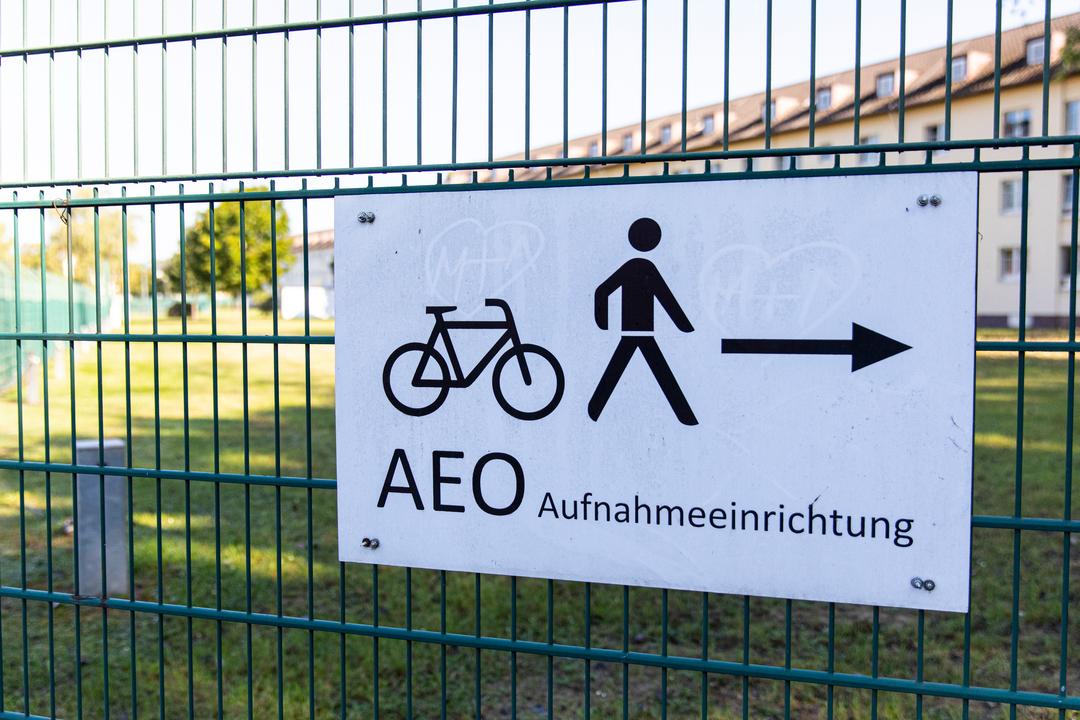 Wegweiser am Zaun der Aufnahmeeinrichtung Oberfranken