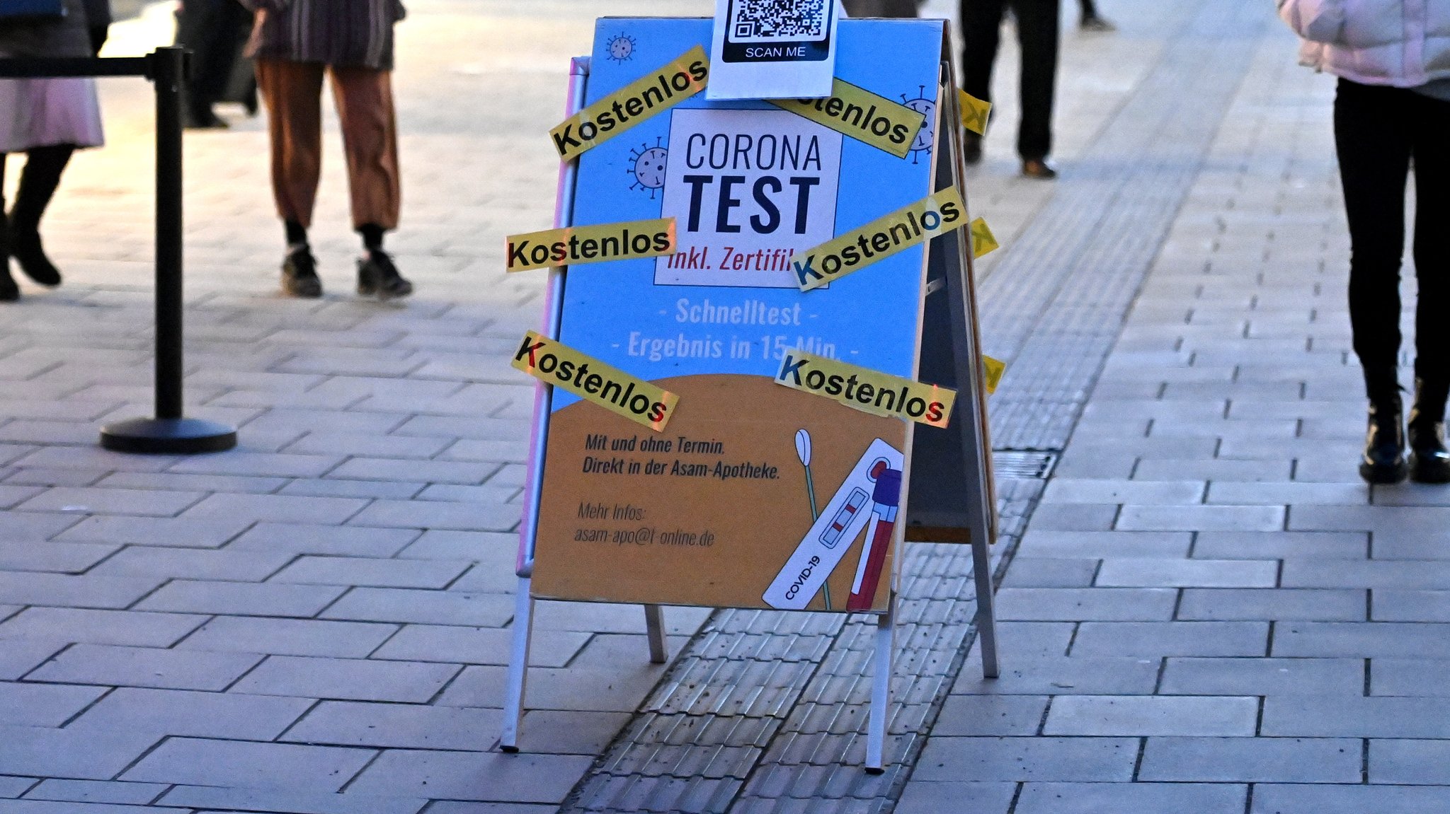 Aufsteller vor einer Apotheke in der Fußgängerzone in München.