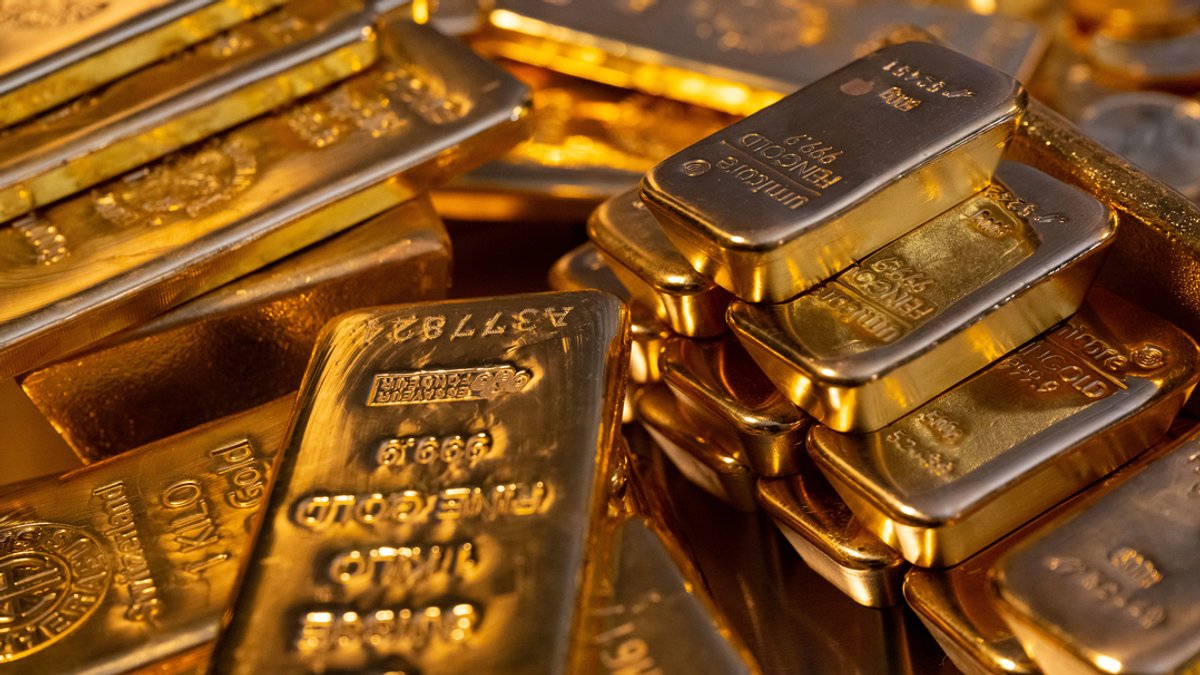 Goldbarren in unterschiedlicher Größe liegen bei einem Edelmetallhändler auf einem Tisch.