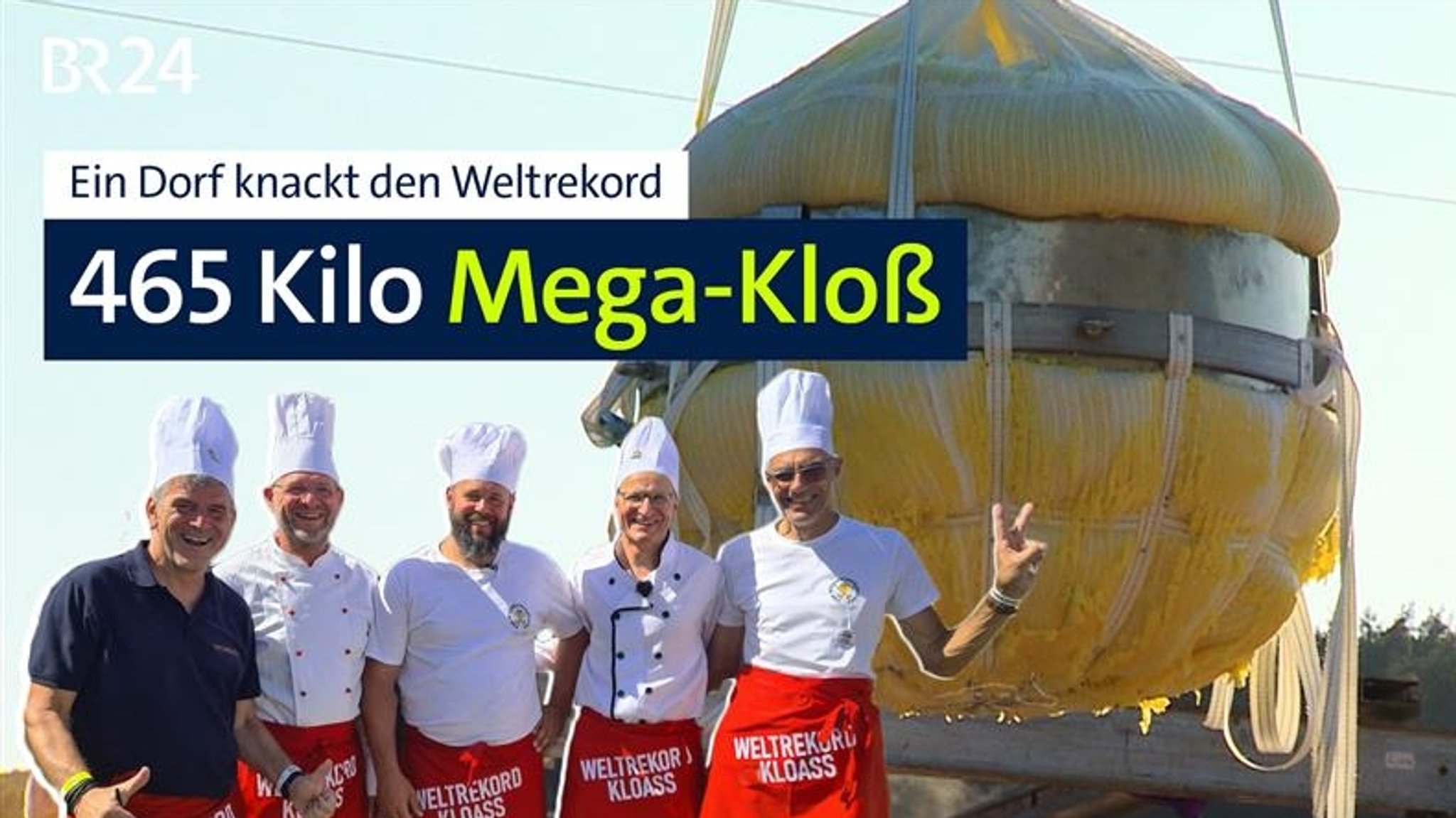 Der 465 Kilo schwere Kloß, davor das Rekordteam aus Wombach (Lkr. Main-Spessart).